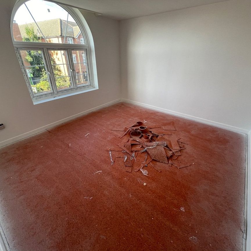 2 Bed Flat, Romsey Road, SO16 - Photo 1