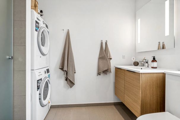 Indbydende rækkehus med lys og funktionalitet i Gistrup - Foto 1