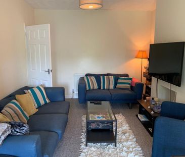 1 bedroom in a house share to rent - Photo 2