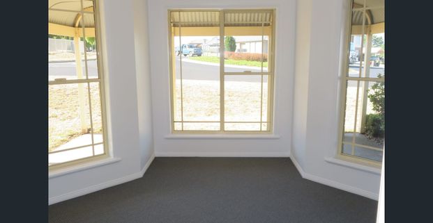 FRESH AND BRIGHT SPACIOUS 3 BEDROOM HOME! - Photo 1