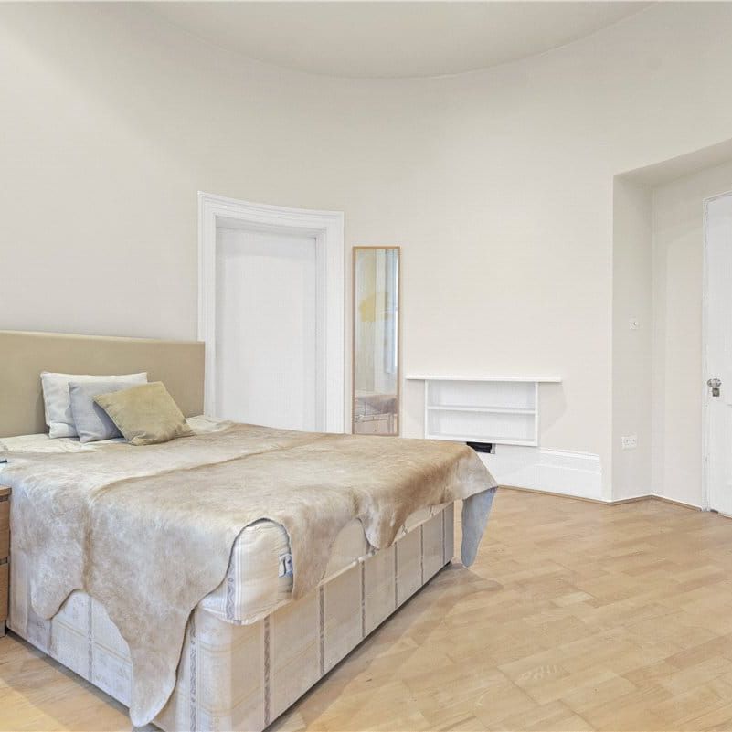 This raised ground floor one-bedroom apartment is a good size and includes an open kitchen reception. The circular bedroom is a spacious double and includes a dressing room, all in the beautiful Grade II listed Royal Crescent with access to communal gardens. EPC rating D - Photo 1