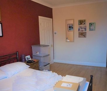 3 bedroom end of terrace house to rent - Photo 4