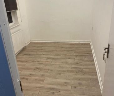 1 bedroom in a flat share to rent - Photo 2