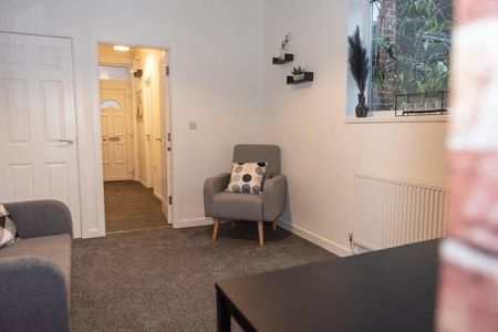 1 bedroom in a house share to rent - Photo 2