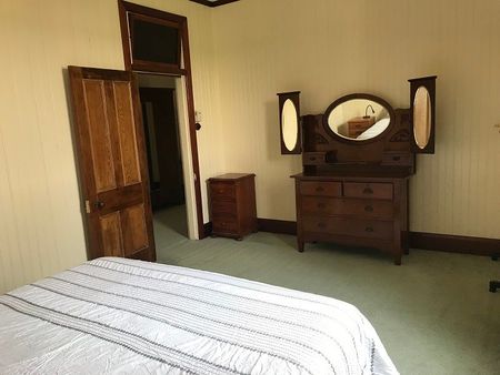 Fully Furnished Large family home in central location - Photo 4