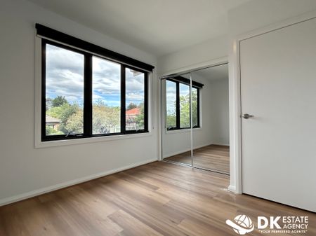 Stunning 4 bedroom Townhouse - Photo 4