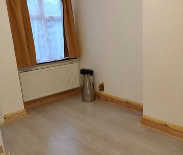 2 Bed Flat, Headstone Gardens, HA2 - Photo 5