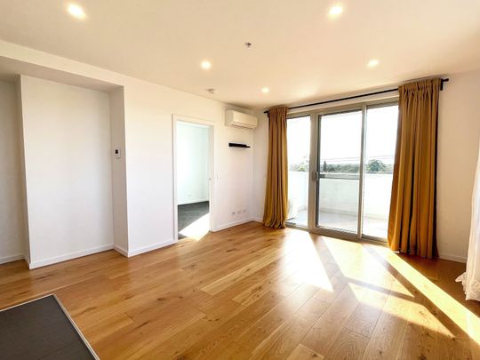 STUNNING TWO BEDROOM APARTMENT IN GREAT LOCATION - Photo 1