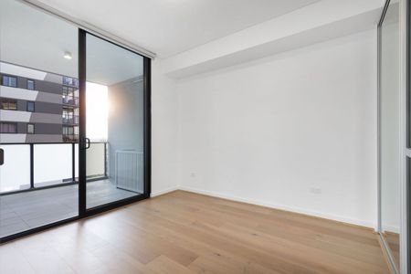 Spacious Apartment with Park Views - Photo 3