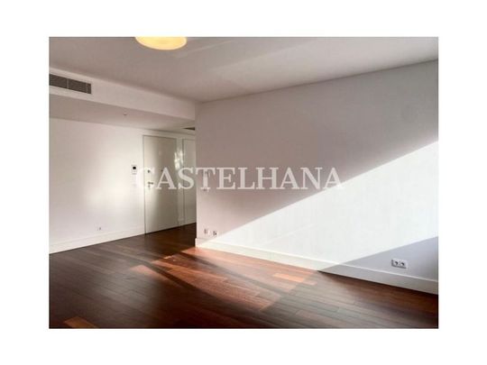 2 room luxury Apartment for rent in Alcantara, Lisbon - Photo 1