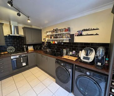 4 bedroom semi-detached house to rent - Photo 6