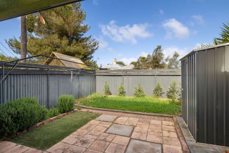 Neat and Tidy with Private Rear Garden - Both Bedrooms Upstairs - Photo 5