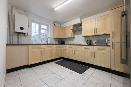 3 Bedroom House To Let - HP12 - Photo 2