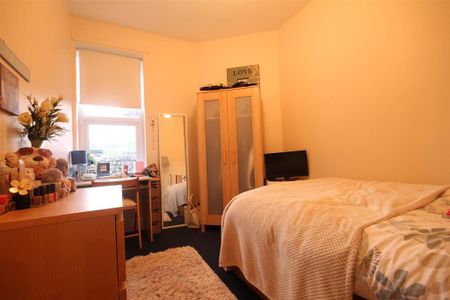 3 bedroom apartment to rent - Photo 2