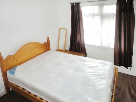 4 bedroom semi-detached house to rent - Photo 4
