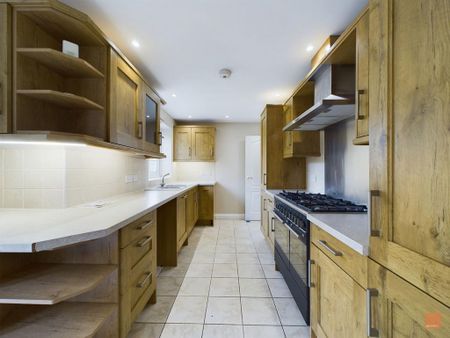4 bedroom semi-detached house to rent - Photo 2