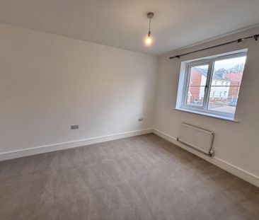 4 bedroom semi-detached house to rent - Photo 3