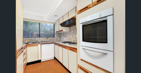 3 STOREY TERRACE:3 BED 2 BATH 2 CAR Large courtyard, in established MIRVAC Complex - Photo 3