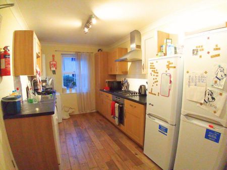 1 bedroom in a house share to rent - Photo 2