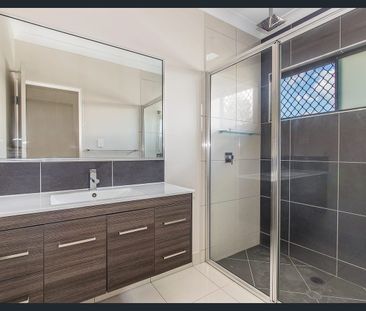 SPACIOUS FAMILY LIVING + MEDIA ROOM + SOLAR + NO REAR NEIGHBOURS - Photo 2