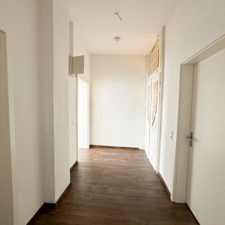 Moderne 2-Raum-Wohnung mit Einbauküche in der oberen Stadt von Annaberg! - Photo 1