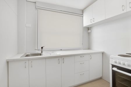 One Bedroom + Study Apartment In Central Location - Photo 4