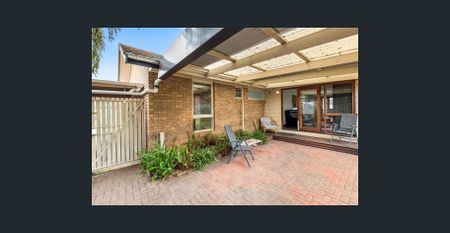 Living in a big house with Alfresco and backyard and a shed for your tools! - Photo 2