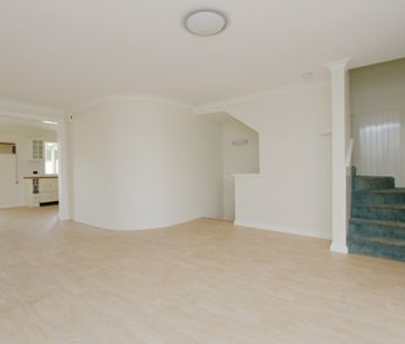 Spacious townhouse with City views! - Photo 1