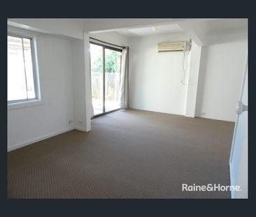 Private Two Bedroom Garden Flat - Photo 2