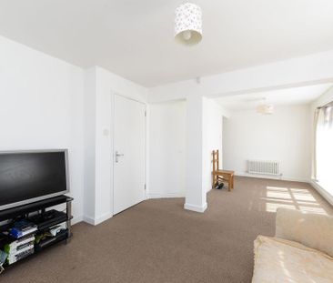 3 bedroom flat to rent - Photo 2