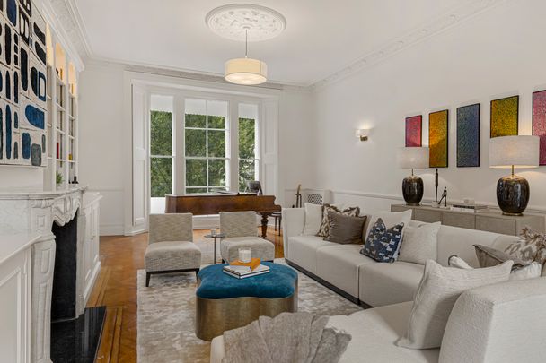 A modern, impeccably designed penthouse apartment in Kensington - Photo 1