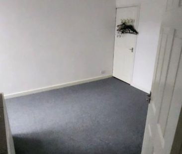 3 bedroom flat to rent - Photo 4