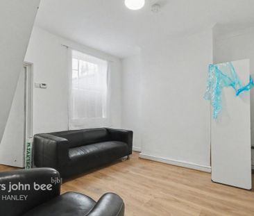 1 bedroom coach house to rent - Photo 2