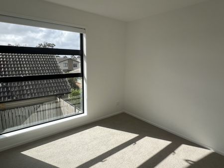 62 Rauemi Way, Te Atatu South - Photo 2