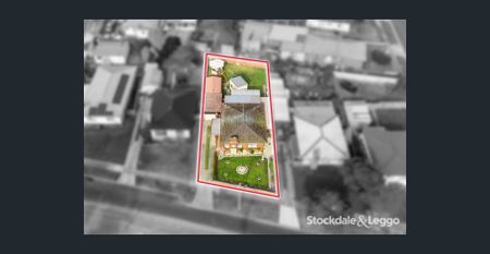 Bungalow for a 4th bedroom, teenage retreat or storage! - Photo 2