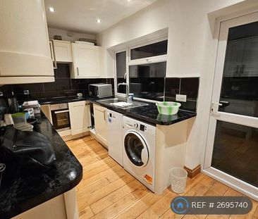 1 bedroom in a flat share to rent - Photo 3