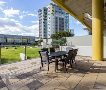 Stunning 2 bedroom, 1 bath apartment - Photo 2