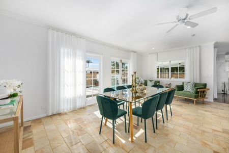 LUXURIOUS COASTAL LIVING IN BENOWA WATERS - Photo 4