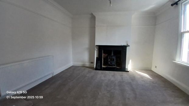 2 bedroom end of terrace house to rent - Photo 1