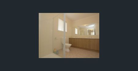 GORGEOUS FAMILY HOME + ALFRESCO AREA IN COURT LOCATION - Photo 4