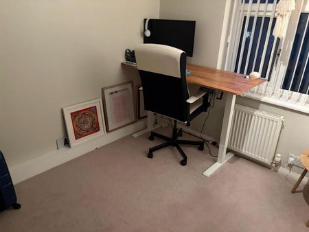 4 bedroom semi-detached house to rent - Photo 3