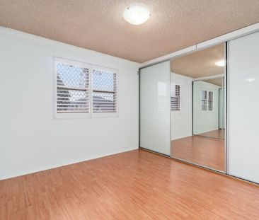 Air-Conditioned & Recently Updated Two-Bedroom Apartment - Photo 2