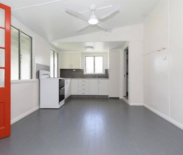 Large Renovated Fully Air Conditioned Cottage - Fully Fenced - Photo 6