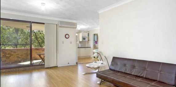 SPACIOUS TWO-BEDROOM APARTMENT! - Photo 2