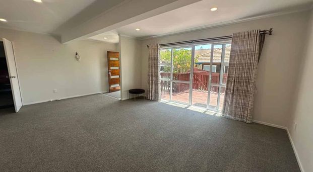 Spacious Three Bedroom Property in Te Atatu - Photo 1