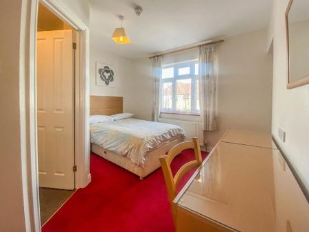 4 bedroom detached house to rent - Photo 4
