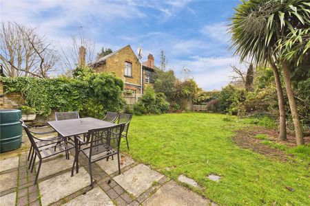 A charming period family home in a beautiful East Molesey street offering plenty of adaptable living accommodation, including five bedrooms, two bathrooms and three reception rooms. - Photo 5