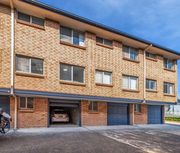 Spacious Renovated 2-Bedroom Townhouse in The Junction - Photo 2