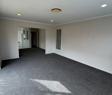 Three Bedrooms Family Home in Great location - Photo 2