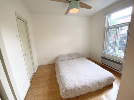 Rez-de-chaussée de duplex rénové avec 3 chambres, sous-sol et cour arrière, offert en location semi-meublée ! - Photo 3